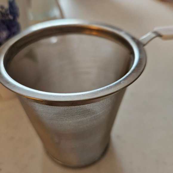 Teacup with strainer for loose tea designed with purple flowers. bone China - Picture 4 of 8